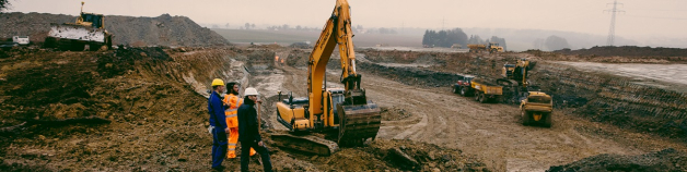 Professionnels habillés en habit de travail tendance