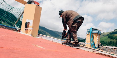 Couverture de toit par un artisan