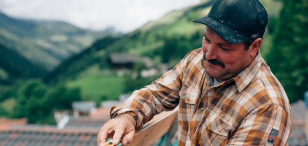 Artisan et chemise de travail construction bois