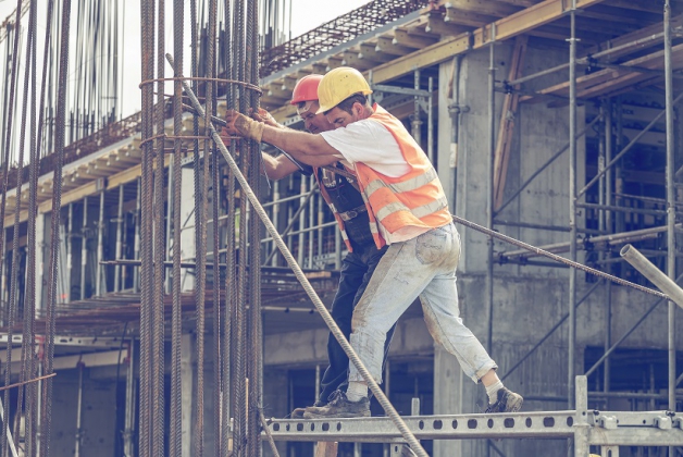 Travailleur actuel en jean de travail