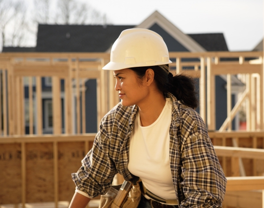 Femme artisane construction bâtiment