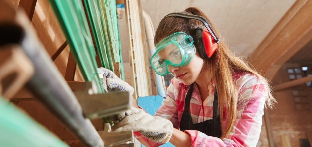 Femme artisane en vêtements de travail