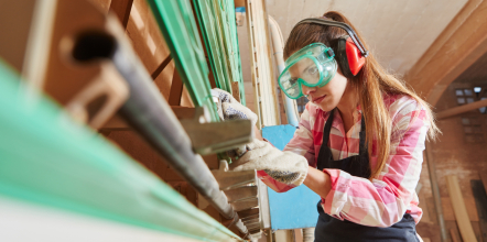 Femme en vêtement de travail