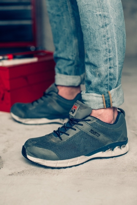 Chaussure de sécurité utilisée comme accessoire de mode