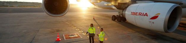 employés d'Iberia en tenue de signalisation Würth MODYF sur le tarmac