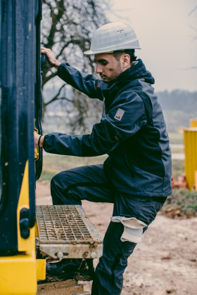 Professionnel des travaux portant un casque de chantier