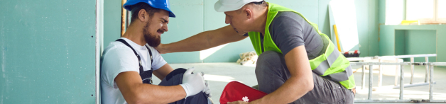 Un ouvrier du batiment surveille un collègue à lui blessé sur un chantier
