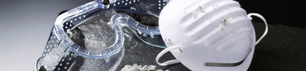 Des équipements de protection bactériologique, un masque et des lunettes de protection