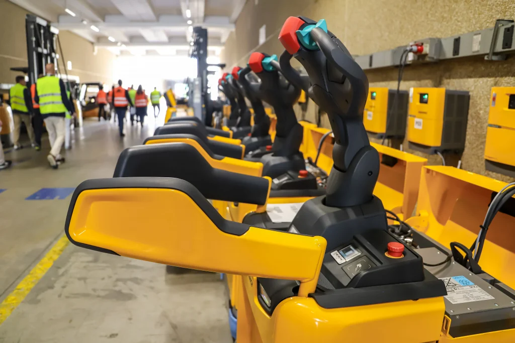 Une rangée de chariots élévateurs à pinces jaunes