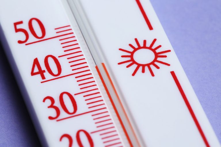 Un thermomètre blanc avec graduation rouge, un icone de soleil rouge est dessiné